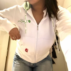 Zipup hoodie - Vit grön zipup hoodie från BjörnBorg, knappt använd! Står L men skulle säga mer utav en M