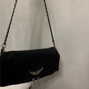 Zadig väska - Säljer nu min as snygga Zadig väska som är köpt för drygt ett år sedan, den är i väldigt bra skick och sparsamt andvänd. Har den långa och korta kedjan till väskan och även nåra pris lappar till väskan❣️