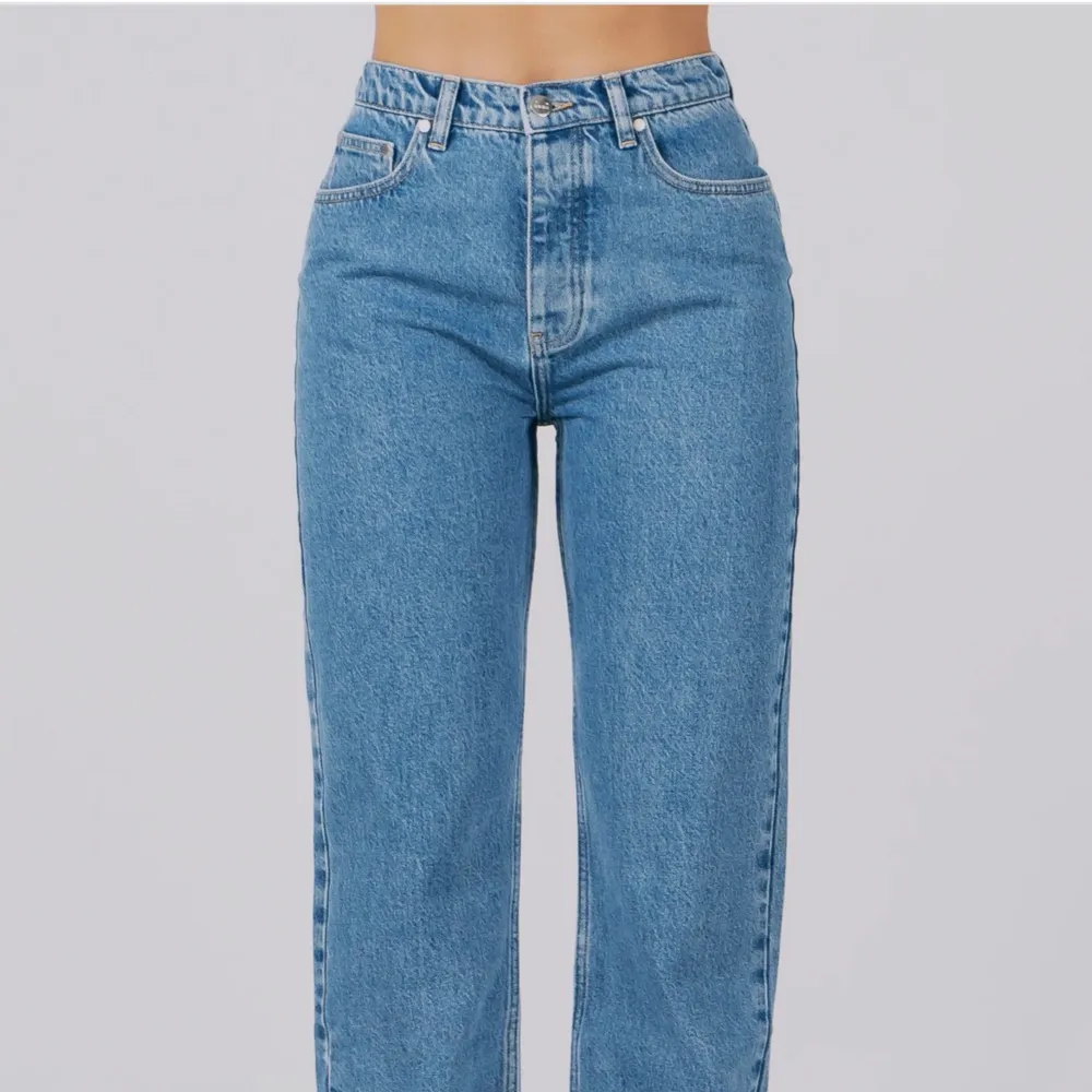 A-design blåa jeans i storlek S !!Slutsålda på hemsida!! Använt fåtal gånger, jättebra skick:) nypris: 699. Jeans & Byxor.