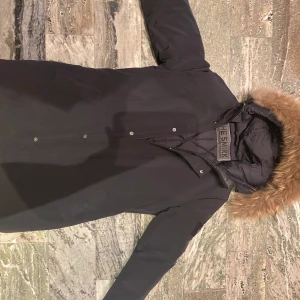 The Smirk vinterjacka - Min älskade jacka som blivit för liten! St M men fungerar som S också. Äkta mink päls. Köpte nypris för 4 000.