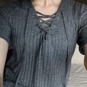 Only grey shirt  - Storlek M. Är grå randig, nästan ribbat mönster. Väldigt mjuk i tyget! 