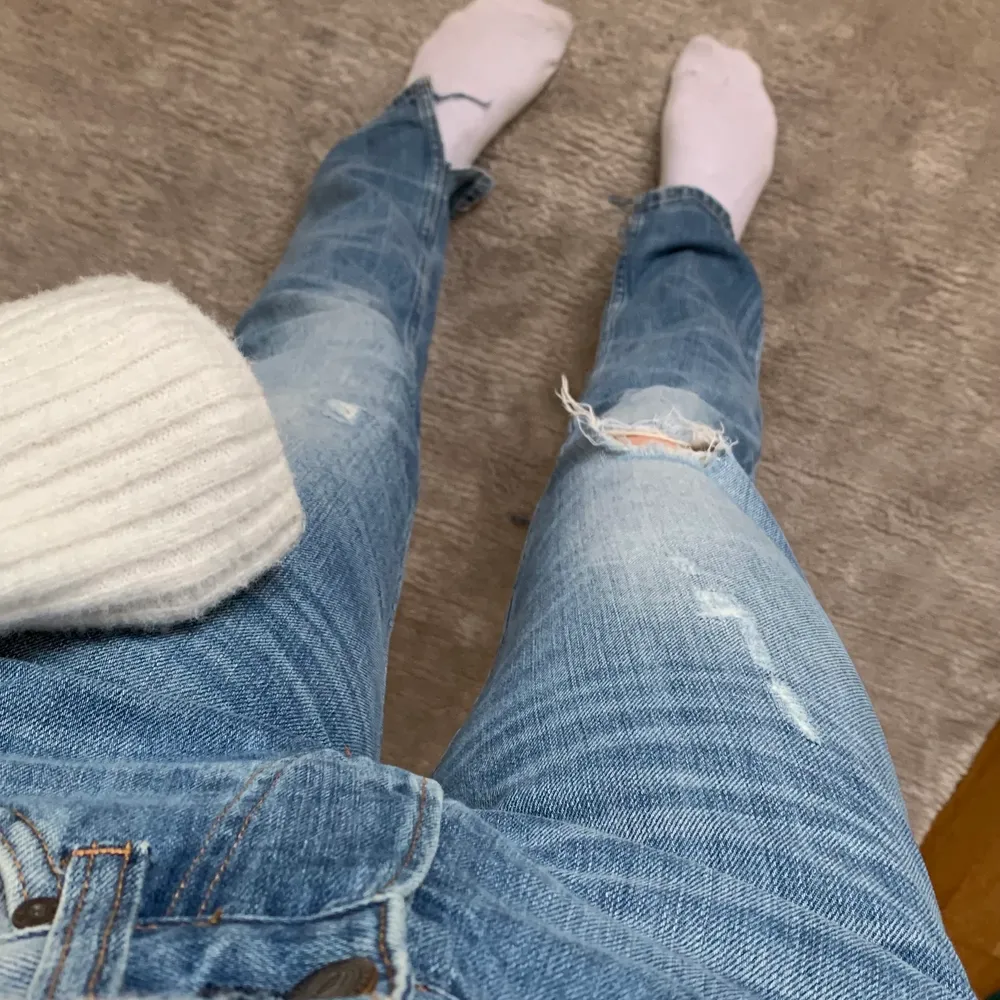 Säljer dessa tvär snygga jeans som jag köpte på sellpy för ett tag sedan! Säljer dem då dem jag inte använder dem! Skickas med postnord spårbart paket⚡️. Jeans & Byxor.