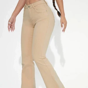 Beiga jeans - 3 bild från shein Färgen på 3 bilden är korekt, storlek m men passar som s, för korta för mig som är 1,70 cm, bara använda 1 gång 