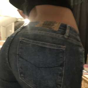 lågmidjade bootcuts - jätte fina lågmidjade bootcut jeans som inte kommer till användning<3