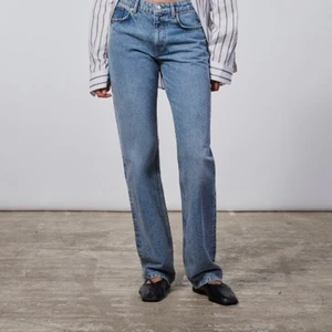 Zara jeans - Säljer dessa Zara jeans i modellen mid waist. Endast testade, prislapp sitter kvar!! Slutsålda på zaras hemsida💞