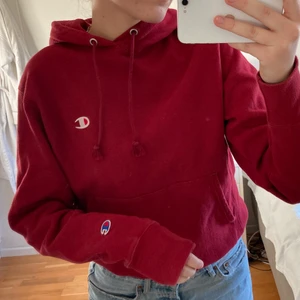 Hoodie - Champion hoodie med märke både på bröstet och ärmen köpt i new York och använd Max 5 gånger så i mycket fint skick, strl S 😇🧡