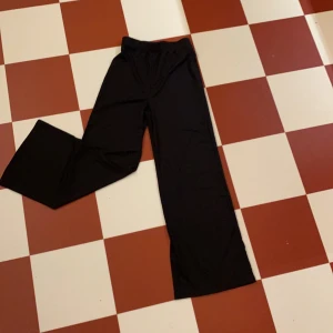 Byxor  - Jätte fina byxor.Komm tyvärr aldrig till användning.I byxorna står det xxs men det är väldigt stretchiga och va väldigt stora i storleken.Dom är super sköna och fina svarta ribbad byxor.❤️👍🏼