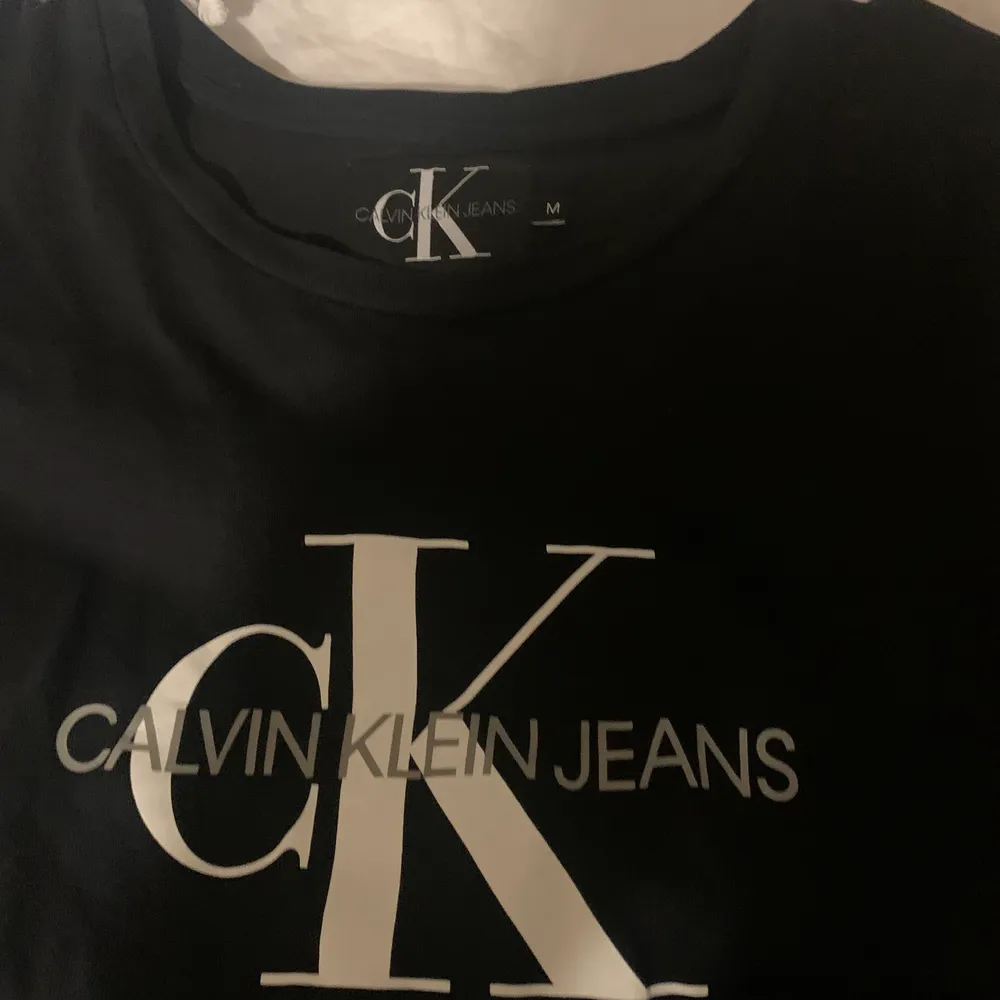 Fin Calvin Klein t-shorts i superbra skick, endast använd några gånger😊 Pris 110 kr plus 45 kr frakt💘 Skriv för mer info, bilder osv!. T-shirts.