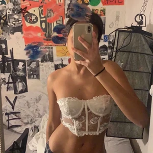 Vit korsett topp - (OBS!! Lånade bilder) Säljer en vit korsett topp i strl xs-s som är i fint skick, köparen står för frakt på 24 kr, startar budgivning ifall flera är intresserade:) (BUD över 200 ingår frakten)