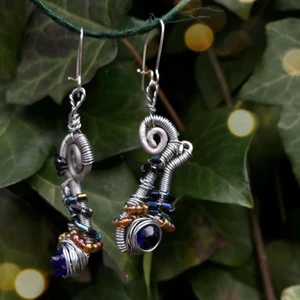 Fantasy örhängen!🔮 - Ett par fantasyörhängen i aluminium, pläterad ståltråd samt försilvrade öronkrokar. 