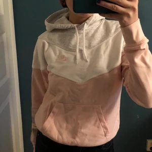 Nike träningshoodie - Träningshoodie från Nike som även skulle fungera till vardags. Helt oanvänd!! Storlek XS pris 150kr+frakt, kom privat för mer bilder/frågor