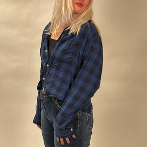 Rutig skjorta  - En rutig blå skjorta. Nästan aldrig använd. Normal i storlek 