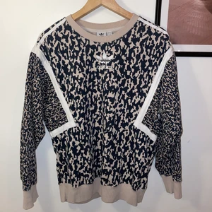 Adidas - Ball Adidas tröja i bra skick.                                         Stl. S   Nypris: 600kr     <3