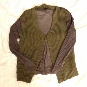 Stickad kofta - Stickad grön/brun kofta från FR EC med mesh rygg samt mesh armar, storleken är oklar men sitter som en Small<3