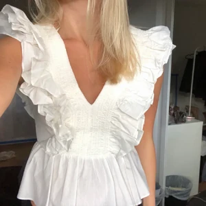 Vit volang topp - Säljer min jätte söta topp från Hm då den inte kommer till användning. Den är använd väldigt få gånger men den passar till alla outfits! Skriv för fler bilder! Lånad bild!
