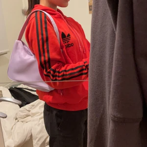 monki axelväska - säljer min lila monki axelväska. den är fortfarande i jätte fint skick och har en jättefin pastellila färg. det får även plats ganska mycket, mer än vad man tror:)) 