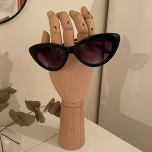 Solbrillor - Solglasögon från bikbok. Kommer inte till användning längre<3  (några mindre repor på bågarna) 