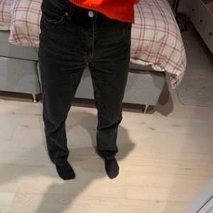 Svarta raka jeans  - Svarta/ mörkgrå raka jeans från monki. Fint skick.