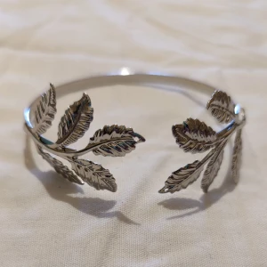 Armband - Fint armband i metall med löv på ❤️