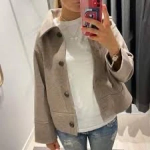Beige jacka, Kappahl  - Säljer denna superfina slutsålda jackan från Kappahl i storlek XS, säljer pga av att jag har så många andra jackor! Säljs till högsta bud💜 (första bild lånad) BUDA I KOMMENTARERNA! 