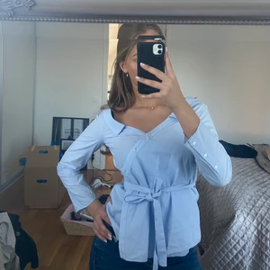 Skjorta/blus - Jätte fin skjorta/blus med knytband i storlek S från zara