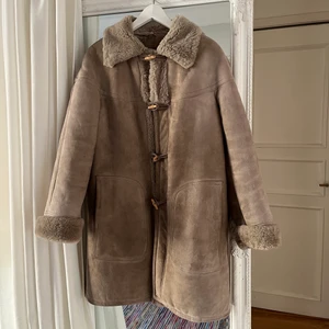 Världens sötaste mocka jacka  - En helt drömmig vintage mocka/ pälskappa. I fint skick men som alla vintageplagg så finns det tecken på användning. Står ingen storlek i den, men uppskattas till S-M! 😍😍😍