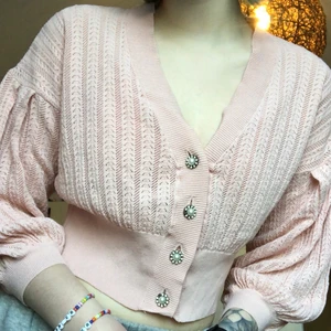 rosa kofta/blus  - säljer denna rosa söta kofta från chiquelle då den ej kommit till användning, skriv för fler bilder/frågor💕 står ingen storlek i den men har för mig att den är S, passar på mig som vanligtvis har S-M!! (defekt: två små kristaller från knapparna som lossnat)