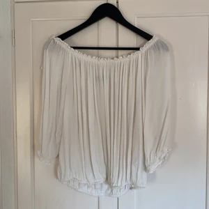Söt offshoulder topp stl M passar även S - Fin topp från Bikbok, använd men fint skick. En offshoulder topp som sitter fint på. 