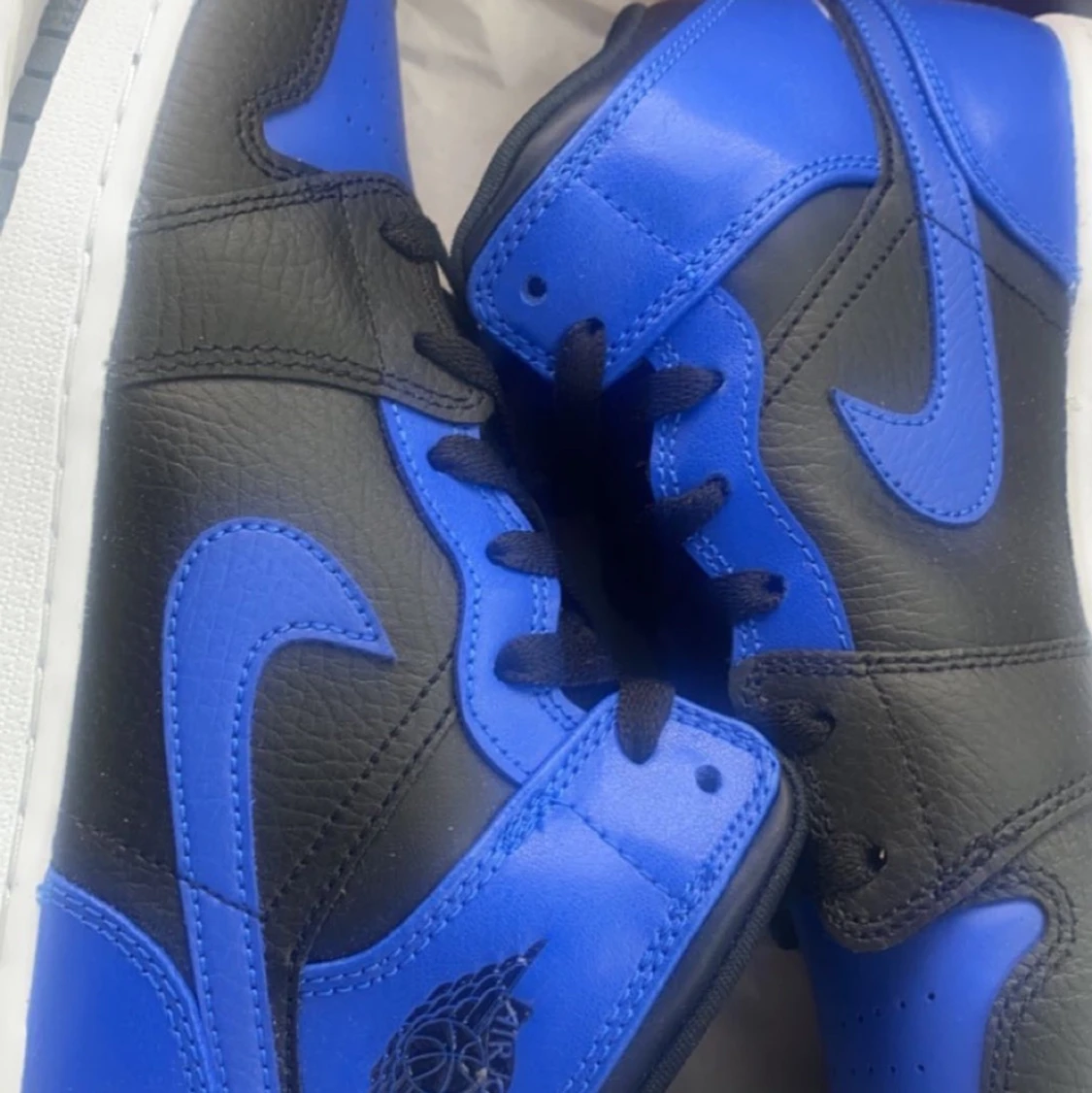 Jordan 1 mid hyper roal mid 