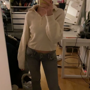 & Other stories  - Säljer denna fina stickade tröjan från & other stories! 