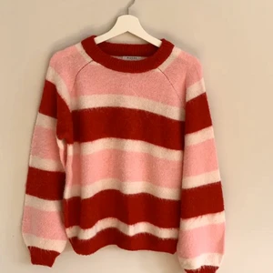 Stickad tröja  - Så fin och färgglad tröja!❤️💗 perfekt nu och till våren. Är i storlek M och säljer för 100kr🤍❤️💗