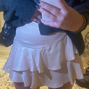 Minikjol - Perfekt kjol i en beige rosa färg, aldrig andvänd med lapp kvar. Storlek S/M🤍✨ köpt för 400 men säljer för 150kr💗💗