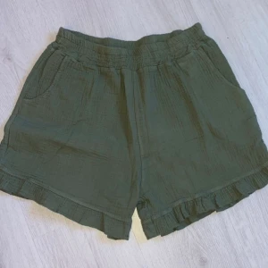 militärgröna shorts 💌 - superbekväma militär gröna shorts som inte kommer till användning längre 💗 (skriv för mer bilder + info)