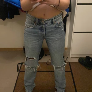 INTRESSEKOLL - INTRESSEKOLL på dessa mid waist zara jeans, säljer pga de är lite för stora på mig å kommer inte så mycket till andvändning tyvärr. 
