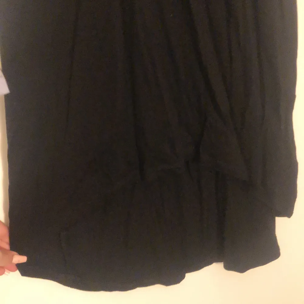 Lång svart kläning från H&M. På andra bilder ser man att klänningen är lite längre där bak och kortare där fram. Fint skick aldrig använt. Klänningar.