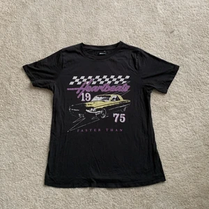 En jätte fin tröja från Gina!🤩stolek xs - En jätte cool tröja från Gina!!💗 stolek Xs och har aldrig kommit till användning,( köparen står för frakten ) fråga om fler bilder!🤩