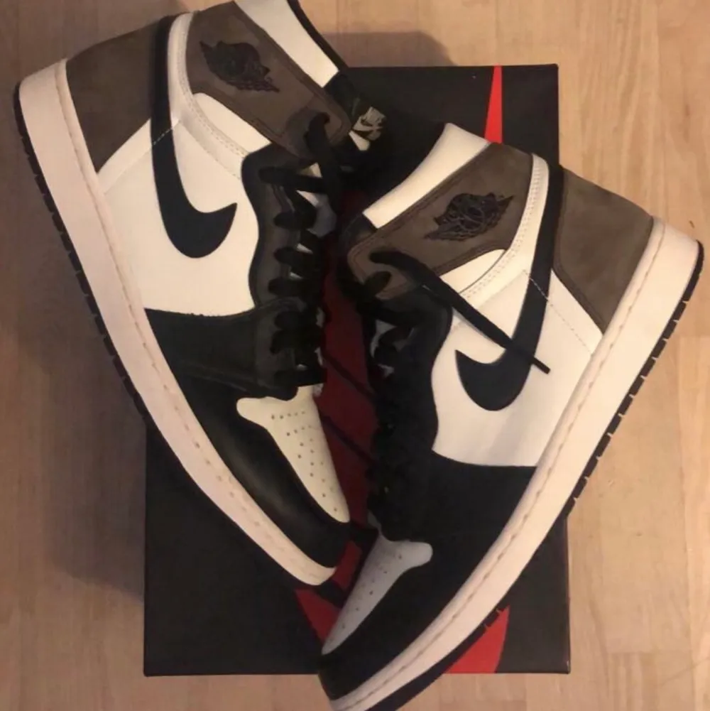 Jordan 1 mocha size 42. Skor.