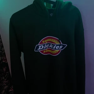 Dickies hoodie - En splitterny oanvänd dickieshoodie. Fint mörkgrön. Passar både tjejer och killar, så unisex. Fler bilder kan skickas om de önskas! Nypris 749 och mitt pris är 650. Priset går att disskuteras! Frakt tillkommer ⚡️🚚💚