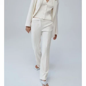 Lågmidjade kostymbyxor - Så snygga lågmidjade kostymbyxor från zara, låg midja straight leg, endast använda en gång! Slutsålda på hemsidan