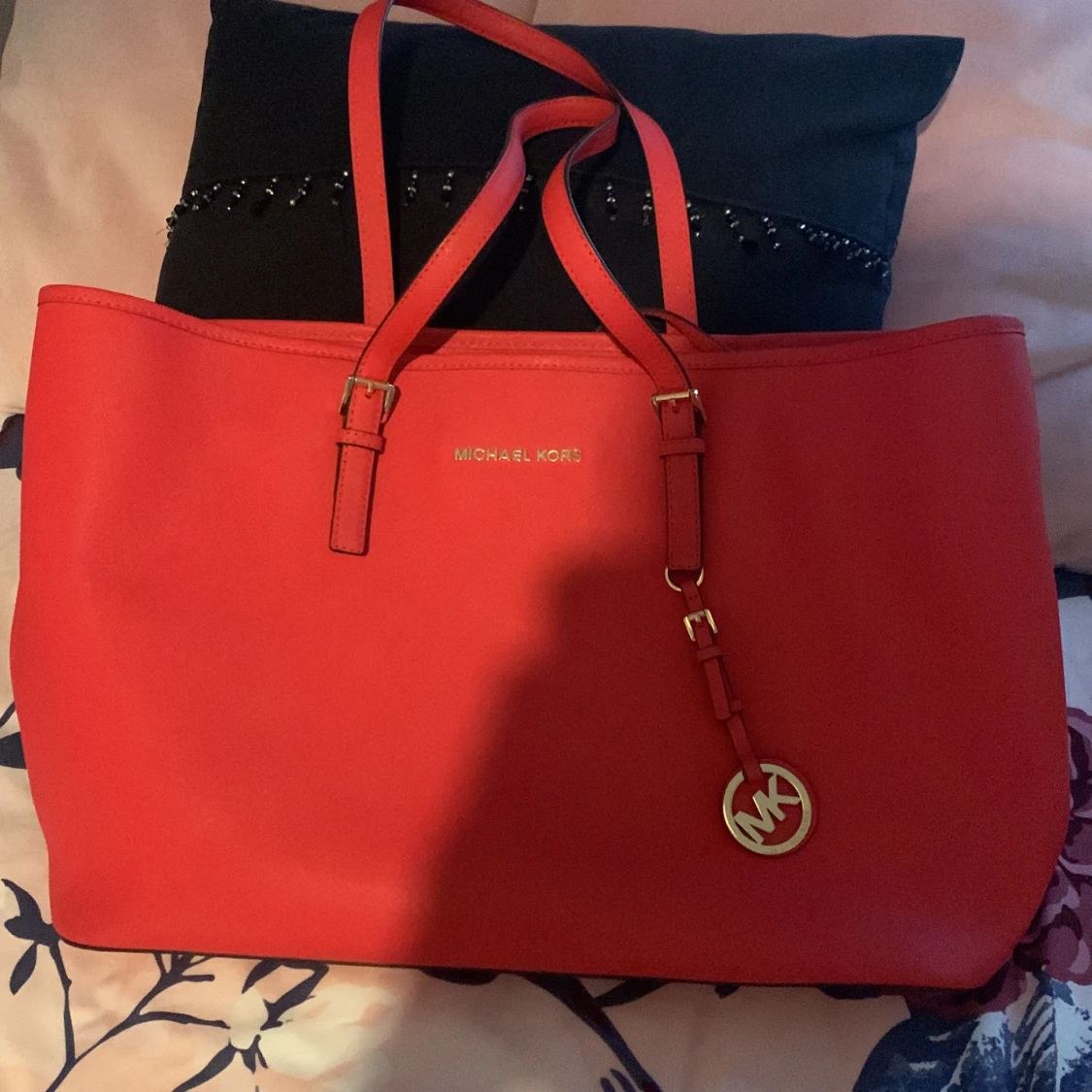 En äkta Michael Kors väska i röd