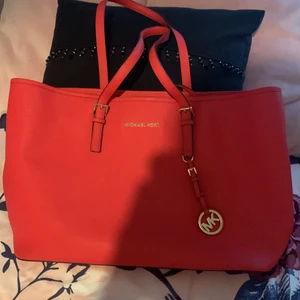 En äkta Michael Kors väska i röd - Fick den i julklapp, använt kanske 5 gånger Max, ser ut som helt ny. Ju äldre jag blev började jag ogilla färgen mer. Pris går att diskuteras 