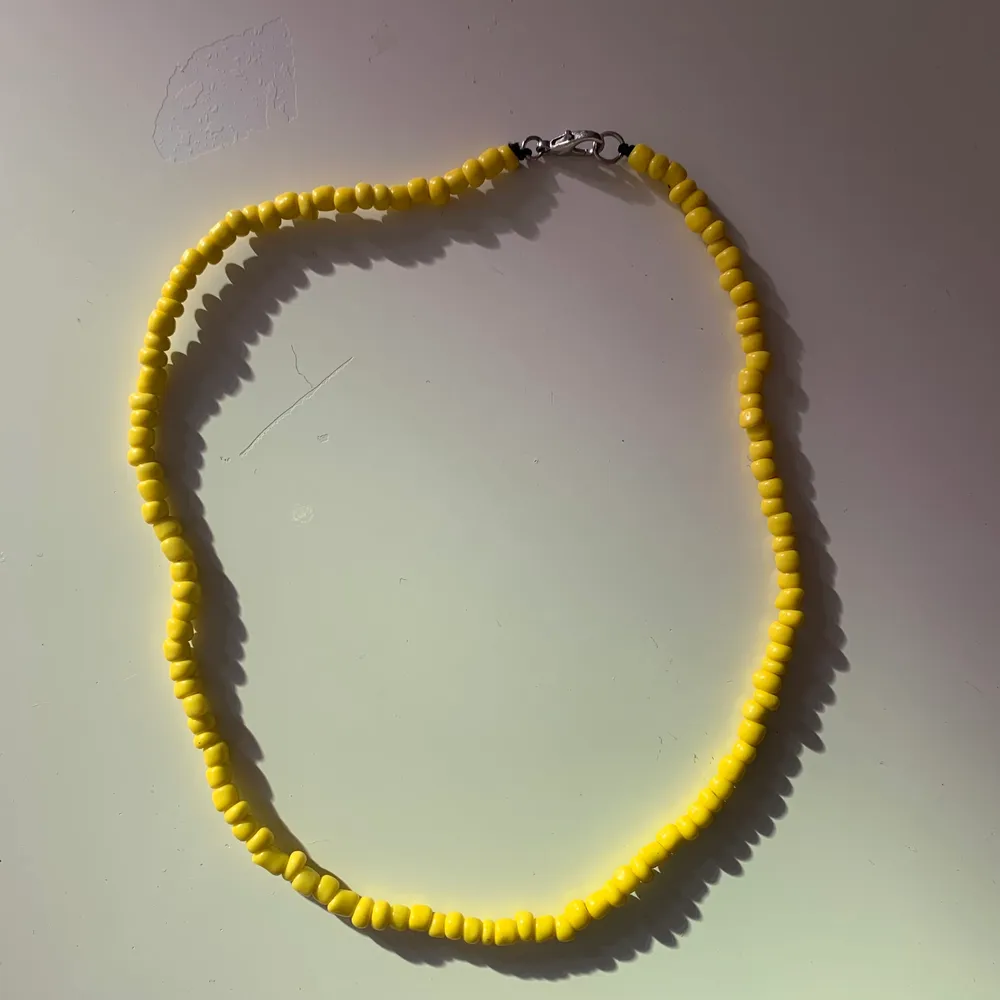 Jättefint handmade gult halsband 💛 . Finns även att få i andra färger 🥰 kolla även in hannashoops.com för mer produkter storlekar osv. Accessoarer.