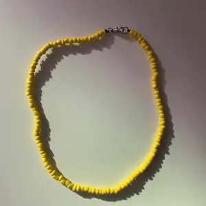 Jättefint handmade gult halsband 💛 . Finns även att få i andra färger 🥰 kolla även in hannashoops.com för mer produkter storlekar osv