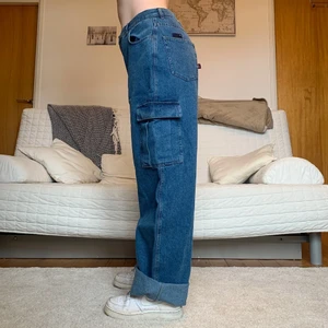 Baggy Wide leg Jeans - Säljer dessa coola baggy jeans som är märkta storlek W36L34 men passar mindre i midjan! 84cm midja och 85cm innerbenslängd❤️ Jag på de första två bilderna är 172cm och har vikt upp byxorna medan på sista bilden är modellen 178cm och har inte vikt upp byxorna💕