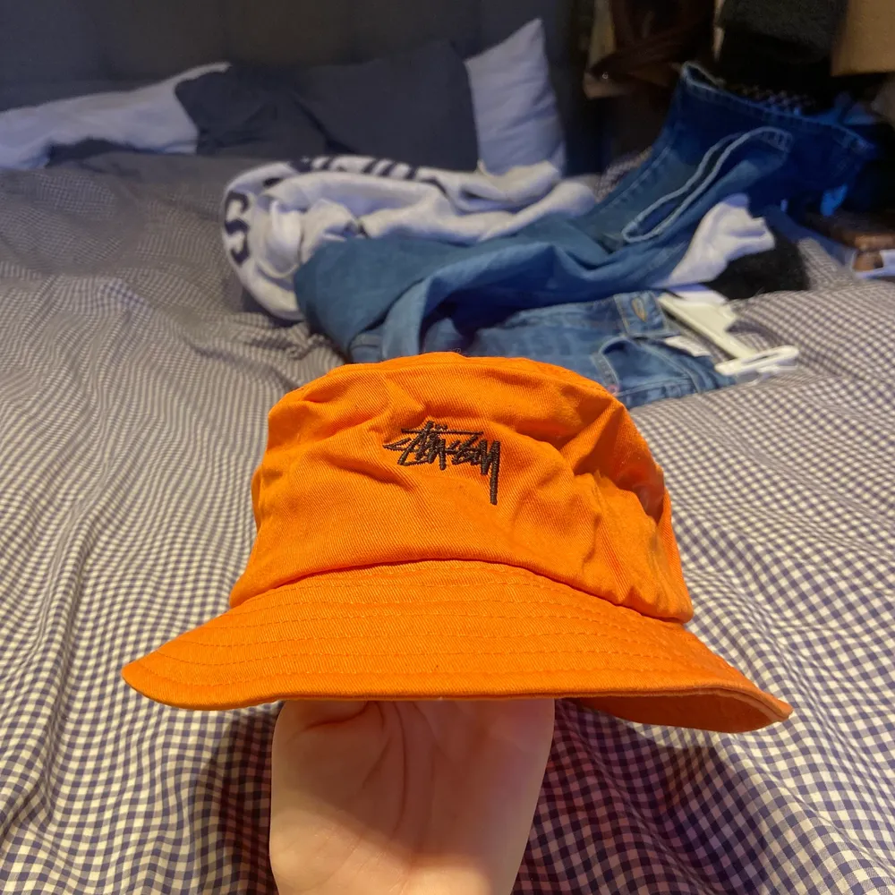 Orange bucket hat från Stüssy! Helt oanvänd så inga fläckar eller något. . Accessoarer.