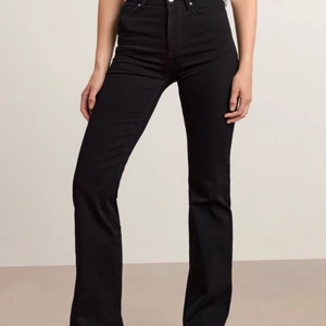 Bootcut jeans - Jättefina bootcut byxor från lindex, säljer då de blivit för små (de är ej så högmidjade, sitter en bit under naveln på mig som är 163!!)