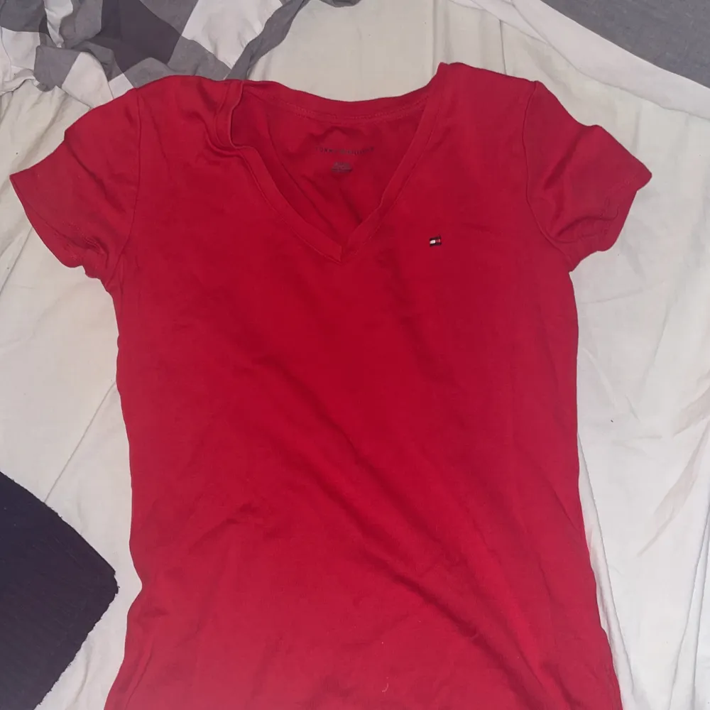 En röd fin tröja som tyvärr inte kommer till användning, inga hål eller fläckar. ( Äkta tröja) storlek Xs men passar S oxå❤️ . T-shirts.