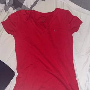 En röd fin tröja som tyvärr inte kommer till användning, inga hål eller fläckar. ( Äkta tröja) storlek Xs men passar S oxå❤️ 