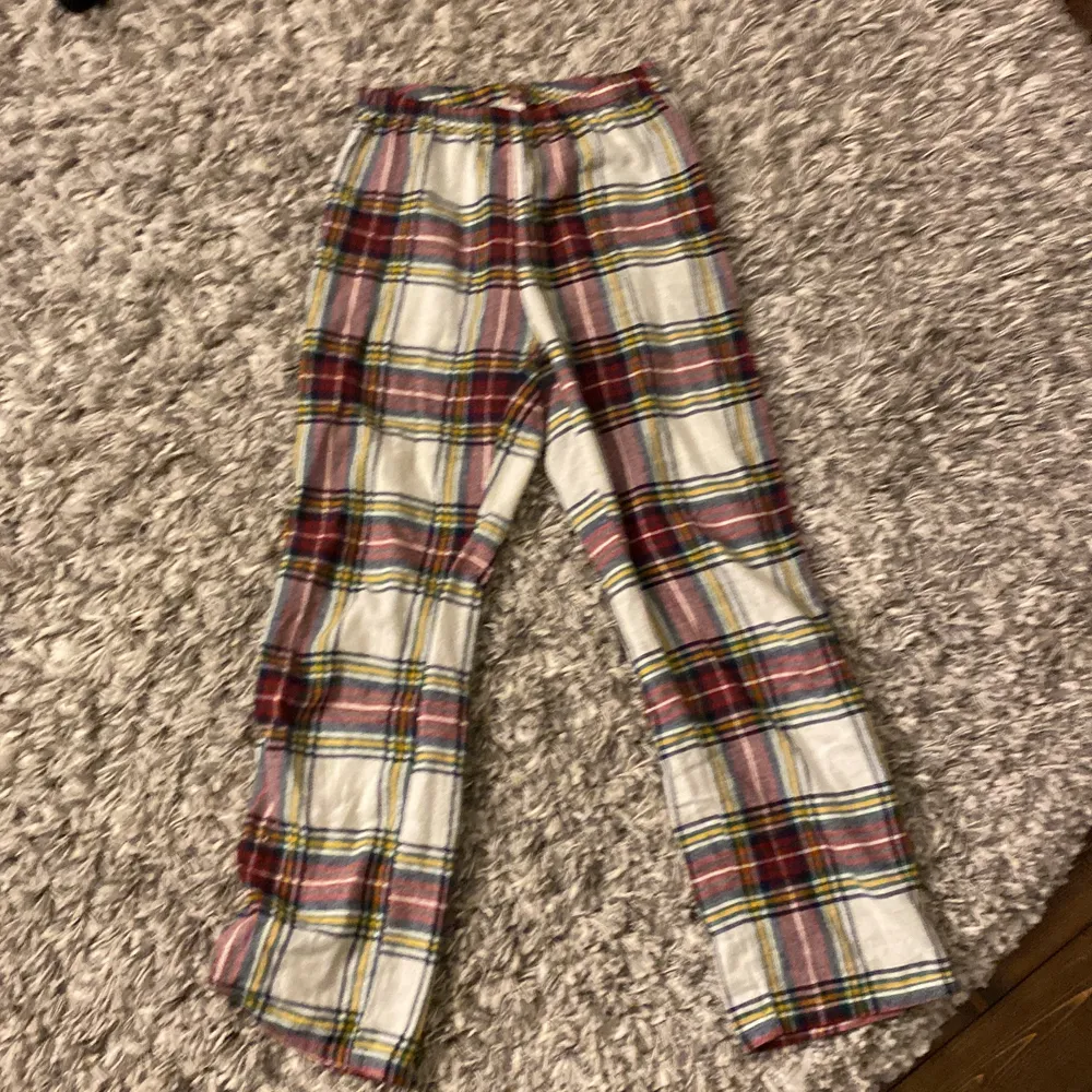 Jag säljer nu ett par pyjamasbyxor. Säljer pga för korta för mig som är 159. Passar nog 150-154! Dom är inte använda så ofta kanske runt 4-5 gånger!. Jeans & Byxor.