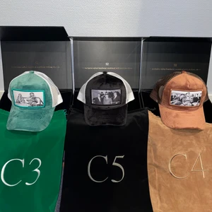Exklusiv velvet keps : Maggiore - Limiterade Maggiore kepsar som inte säljs längre.  S2 C3 : Vit gröna, S2 C4 Brun , S2 C5 Svart vita.      Paketpris vid köp av 2 eller fler. 
